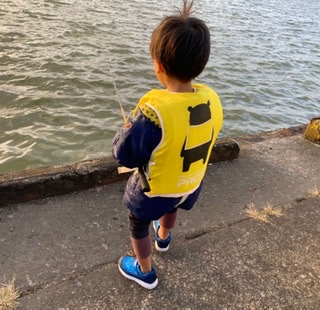 シーバスランガンとサビキ釣りをする三男